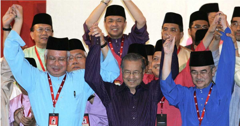 阿都拉（右）在2003年10月31日接任前首相馬哈迪（中）成為大馬第5任首相。（圖／達志／美聯社）